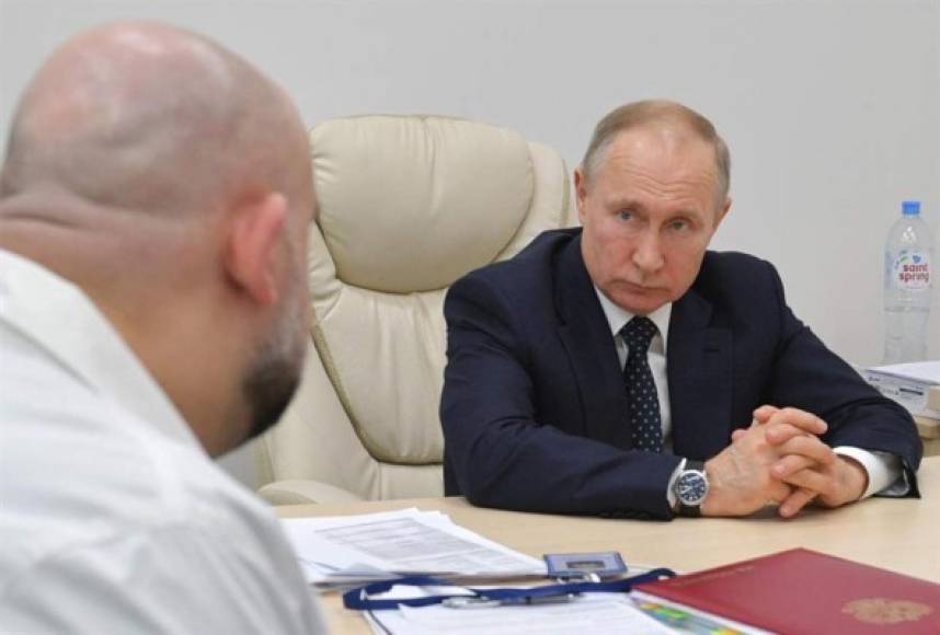 Putin, primer presidente en el mundo en visitar pacientes infectados con coronavirus