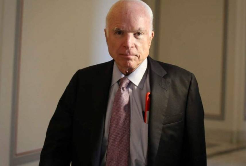 John McCain<br/><br/>El fallecido senador padeció varios episodios de melanoma. La primera vez que McCain se topó con el cáncer de piel fue en 1993. Pasaron seis meses entre el momento en que un médico le recomendó ver a un dermatólogo y cuando buscó atención médica, informó el New York Times.<br/><br/>Entonces, cuando más tarde aparecieron otros lunares sospechosos, el republicano de Arizona actuó rápidamente. En el 2000, se sometió a una cirugía para extirpar dos melanomas y ganglios linfáticos en su cabeza y cuello. Su último melanoma fue en 2002. <br/><br/>En 2017 le diagnosticaron un glioblastoma, un tipo de tumor cerebral que apagaría su vida el 25 de agosto de 2018.