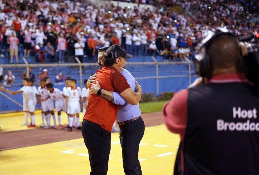Pedro Troglio saludando al entrenador mexicano del Atlas, Benjamín Mora.