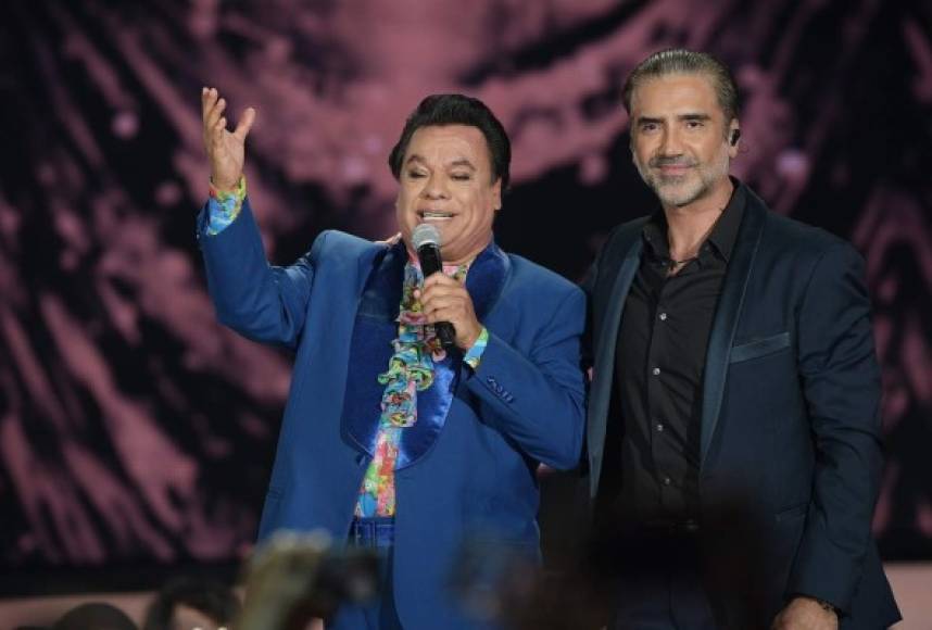 Juan Gabriel junto a Alejandro Fernández.