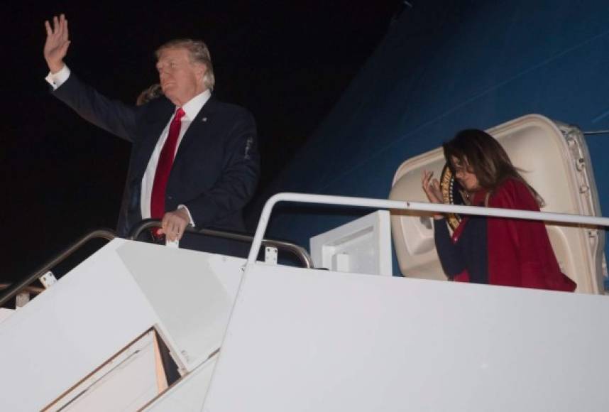 Trump y Melania fueron fotografiados tras salir del Air Force One en el Aeropuerto Internacional de Palm Beach junto al hijo de ambos, Barron, desde donde se dirigieron hacia Mar-a-Lago, la propiedad y club social que posee de cara al Atlántico.