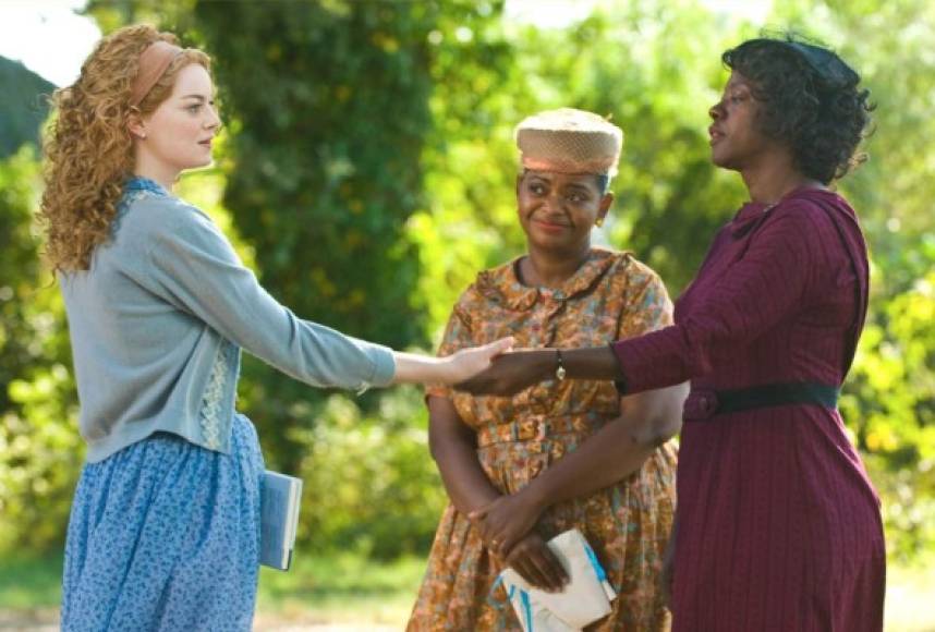 Historias cruzadas<br/><br/>Historias cruzadas está ambientada en los 60 y gira en torno a Skeeter (Emma Stone), una joven decidida a convertirse en escritora que entrevista a todas las mujeres negras de una pequeña ciudad de Mississippi, aquellas que se dedican a criar a los hijos de familias blancas adineradas y dejaron a su propia familia de lado. Skeeter contará con la ayuda de Aibileen Clark (Viola Davis), empleada de su mejor amiga, para continuar con su trabajo.<br/>