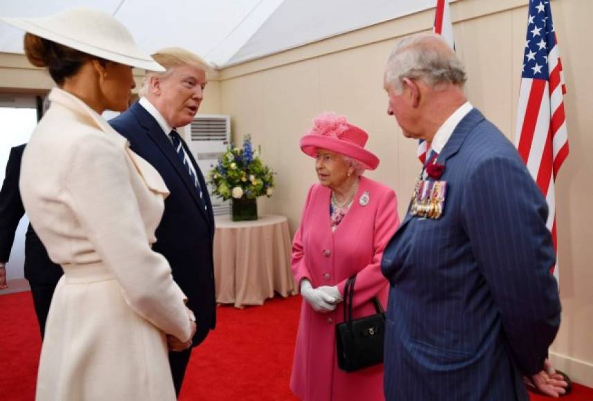 El príncipe Carlos, heredero al trono británico también asistió a la ceremonia de conmemoración.