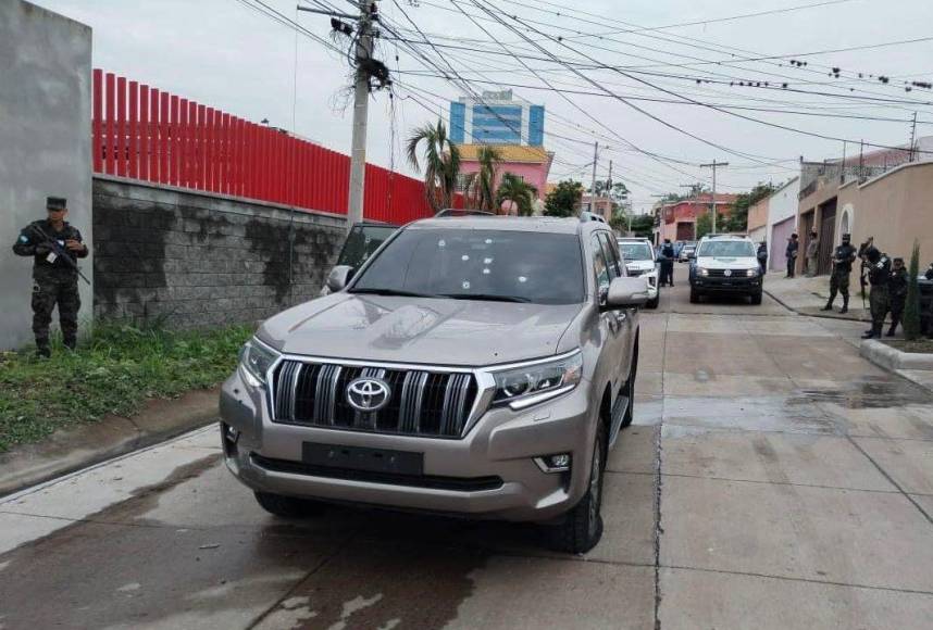 El automotor, tipo camioneta, Toyota Prado (color gris), en el que se trasladaba el togado, tenía varios impactos de bala en el vidrio frontal y en los costados.