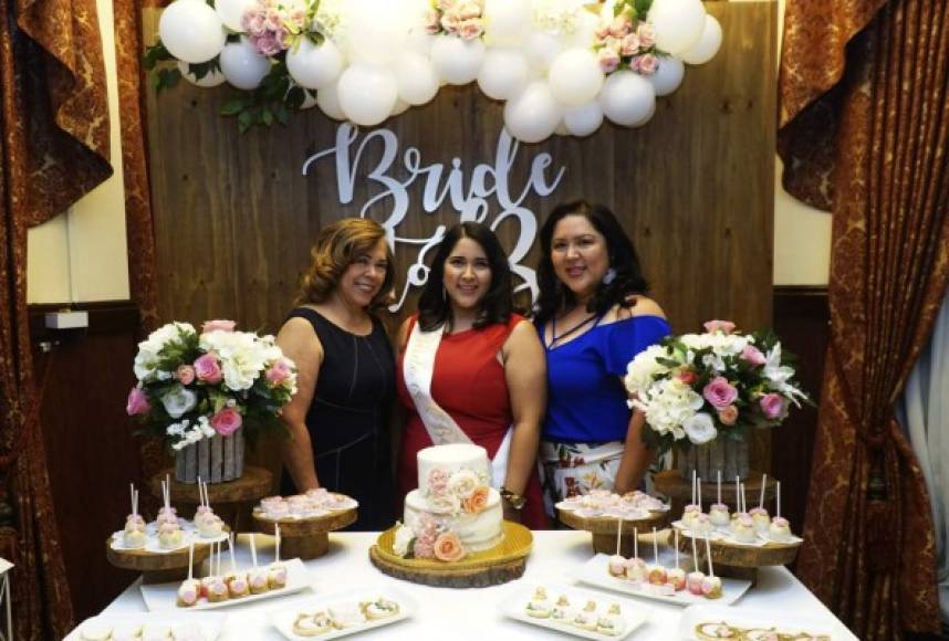 Lorraine Oyuela fue agasajada con una despedida de soltera por su boda con Carlos Escoto.<br/>Sus familiares y amistades se encargaron de consentir a la enamorada en una tarde llena de sorpresas y buenos deseos.El salón Merendón del Club Hondureño Árabe fue el lugar elegido para que más de 20 invitadas se reunieran y brindaran por la felicidad de la novia.<br/><br/>Felices. Ilsa Lizeth Barahona de Oyuela con la agasajada Lorraine Oyuela e Ingrid Silva