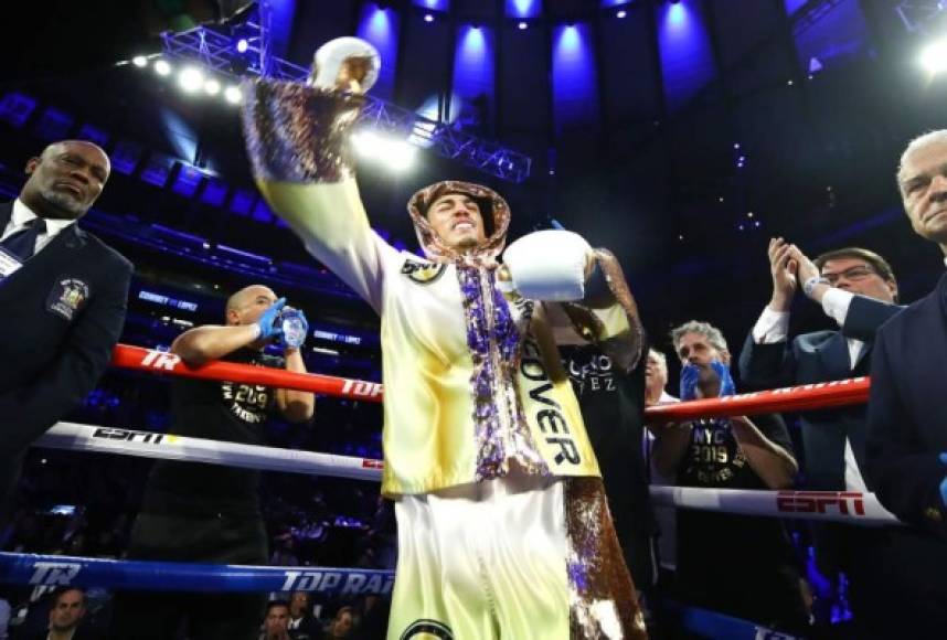 Teófimo López saludando a los presentes al subir al ring para la pelea.