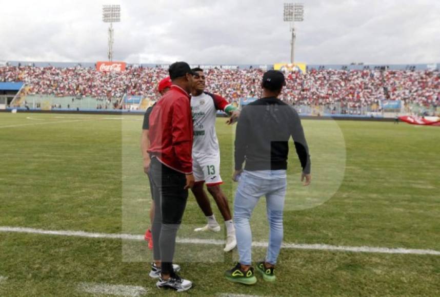 Los legionarios Michaell Chirinos, Alex López y Bryan Moya saludando a Carlo Costly antes del partido.