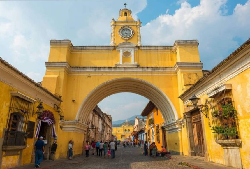 Antigua, Guatemala: Es considerada la ciudad colonial mejor conservada de Centroamérica. Destaca por su interesante historia y por todos los lugares turísticos con los que cuenta. <br/><br/>Al arribar a esta ciudad, los visitantes pueden apreciar edificaciones, templos, iglesias, ermitas, calles empedradas y monumentos en ruinas de arquitectura notoriamente colonial, que conservan sus características como si en ellas el tiempo se hubiera detenido, permitiendo imaginar el esplendor de aquella lejana época compartiéndola con las actividades contemporáneas.<br/><br/>Hay atractivos hoteles y restaurantes para visitar.