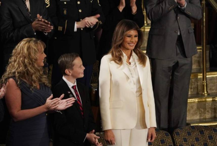 Sin embargo, el denominado 'power suit', puesto de moda por Hillary Clinton durante la campaña presidencial, también representa un símbolo del poder femenino en el mundo laboral y el color blanco representa a las sufragistas de Estados Unidos. Por lo que muchos usuarios en redes sociales señalaron que con su traje, Melania se unió a la resistencia contra su esposo.