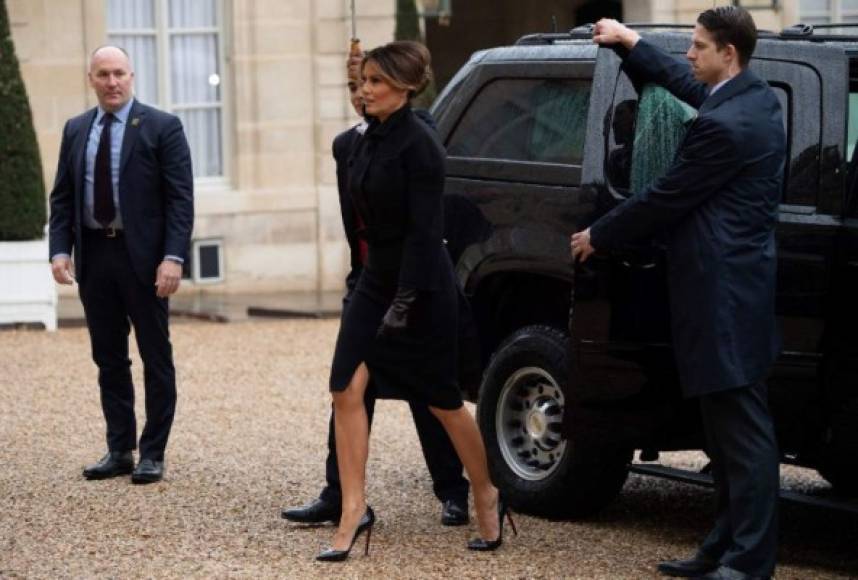 Haciendo caso omiso a las críticas de su predecesora, Melania, ha demostrado nuevamente su elegancia durante su visita a París.