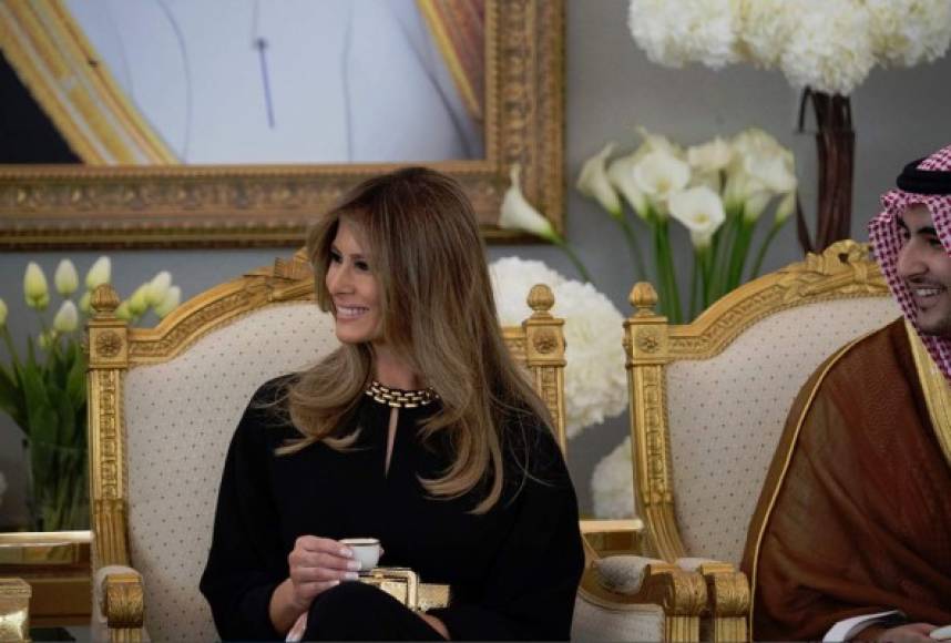 Poco a poco comenzó a subir su perfil. Acompañó a Trump en giras por Medio Oriente y Asia, fotografiándose en lujosos atuendos, muchos de ellos europeos, luego de que varios diseñadores estadounidenses se negasen a vestirla en protesta contra las políticas de su marido.