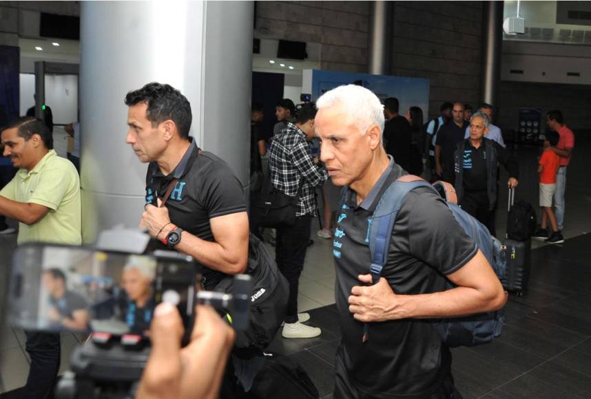 Alexis Mendoza, asistente técnico de la Selección de Honduras, se mostró muy serio a su llegada al Aeropuerto Toncontín de Tegucigalpa.