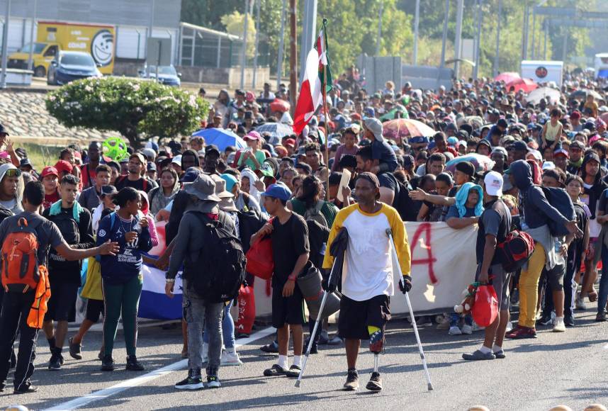Una caravana de más de 6.000 migrantes y una veintena de nacionalidades avanza desde la frontera sur de México este martes, en víspera de la visita de una delegación estadounidense liderada por el secretario de Estado, Antony Blinken, para abordar el repunte migratorio con el Gobierno mexicano. 