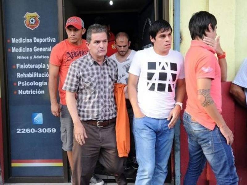Roberto Carpio (de cuadros) en una reunión con los jugadores heredianos. Foto cortesía de La Nación.com.