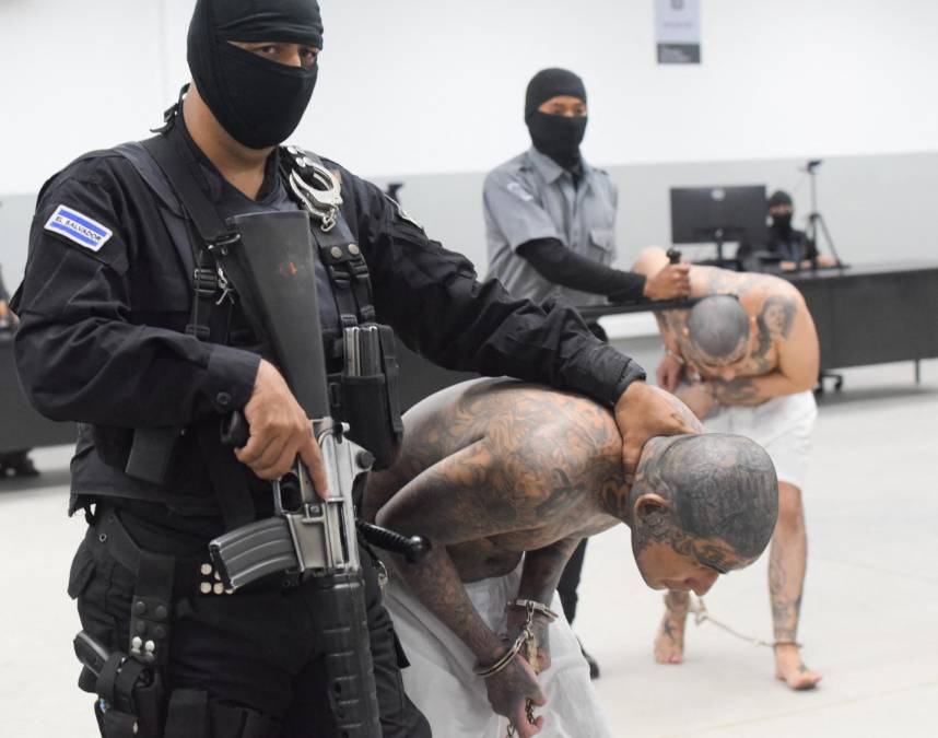 “Los tratan como ganado”: Duras críticas a El Salvador por traslado de supuestos pandilleros a megacárcel