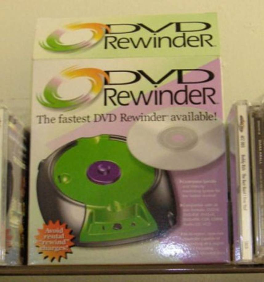 REBOBINADOR DE DVD.<br/>¿Los DVD necesitan rebobinarse? Eso fue lo que al parecer pensó el creador de este invento que no se limita a rebobinar tus discos, sino que además presume de ser el más rápido del mercado. ¿Y cómo, exactamente, se rebobina un DVD? Si eres del tipo de persona a quien no le molesta desperdiciar el dinero, puedes comprar uno y averiguarlo.