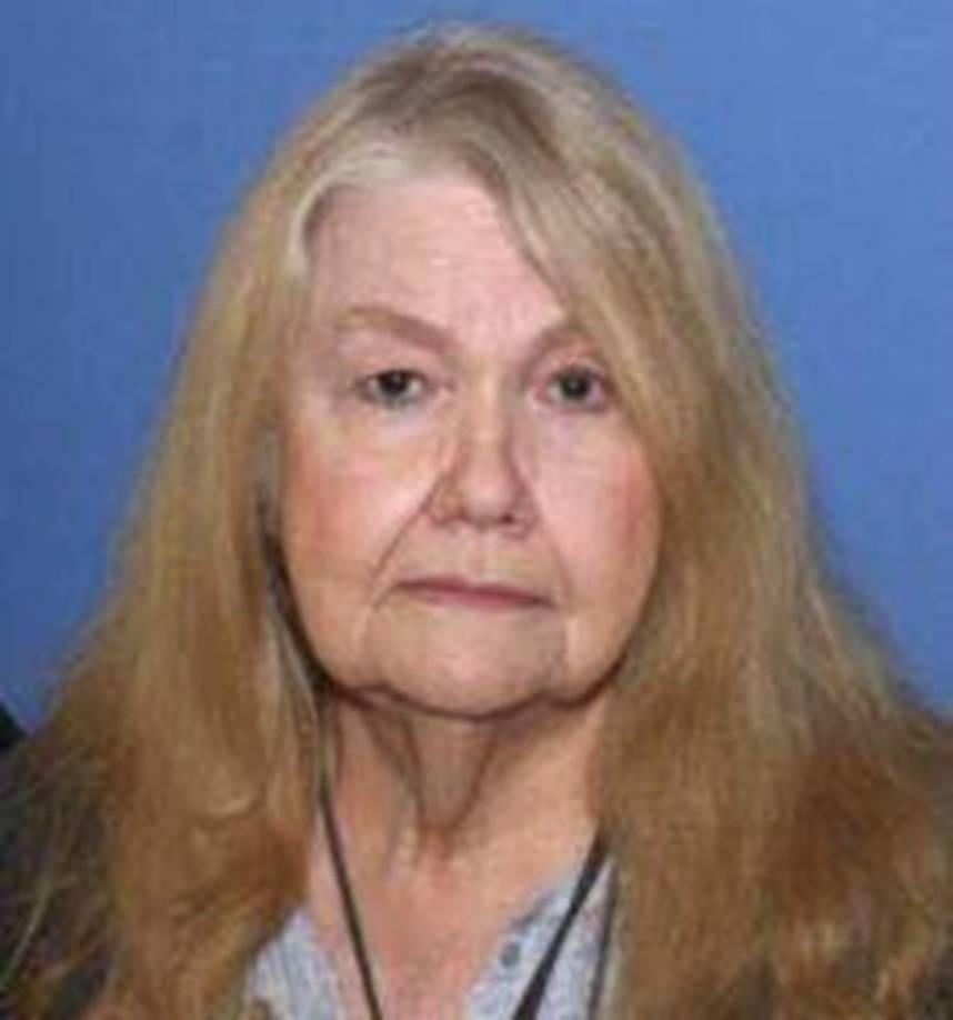 Los agentes regresaron a la casa y notaron cómo la mujer viviía entre heces y orina humana. Encontraron envuelto en periódico el cuerpo de Gloria (en la imagen), en un rincón de la habitación.