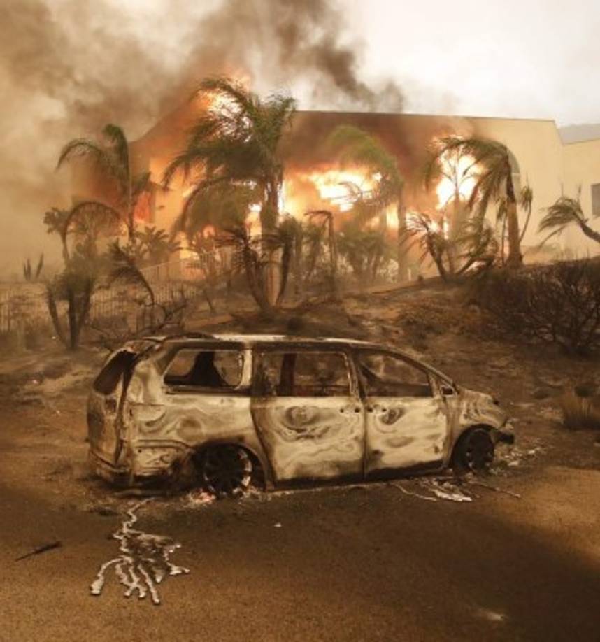 Además de Malibú y Calabasas, las llamas también han alcanzado la población de Thousand Oaks, donde la noche del miércoles se produjo un tiroteo en un bar en el que perdieron la vida trece personas, incluido el atacante.<br/>