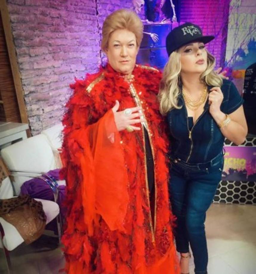 El astrólogo Mario Vannucci como Walter Mercado y Ana María Canseco como Jenni Rivera.