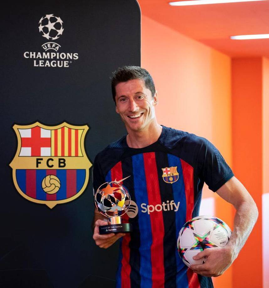 Robert Lewandowski se llevó a su casa el balón y el trofeo del MVP del partido.