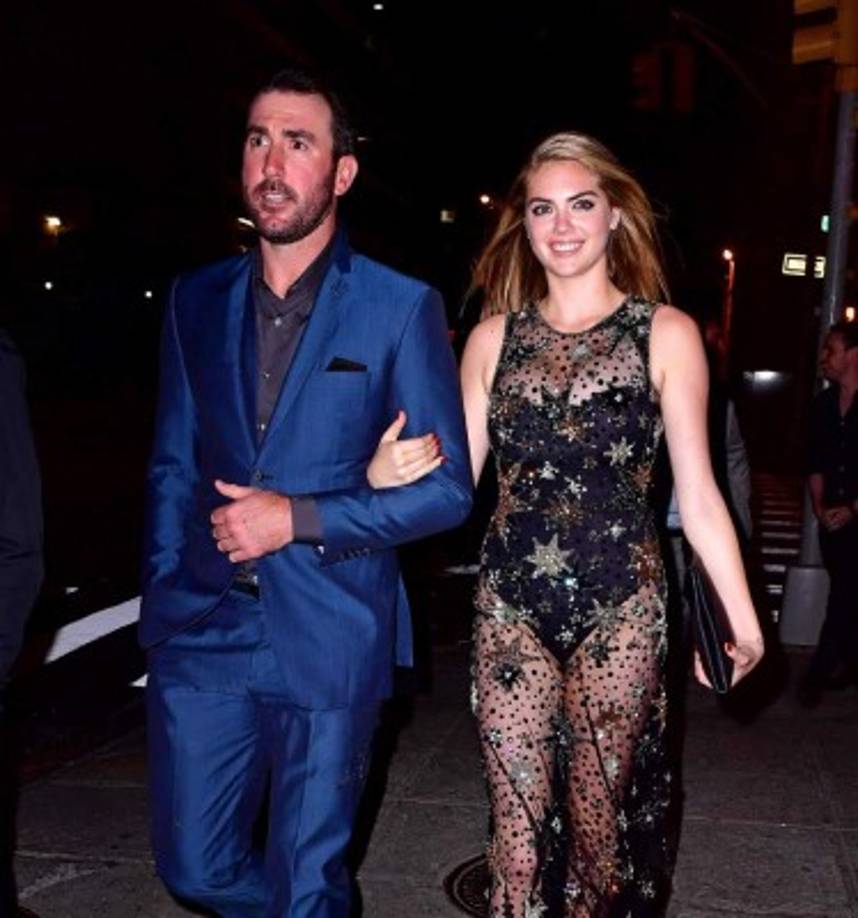 Antes de darse cuenta del accidente de vestuario la bella modelo disfrutó de las calles de Nueva York mostrando su vestido transparente adornado de estrellas doradas.