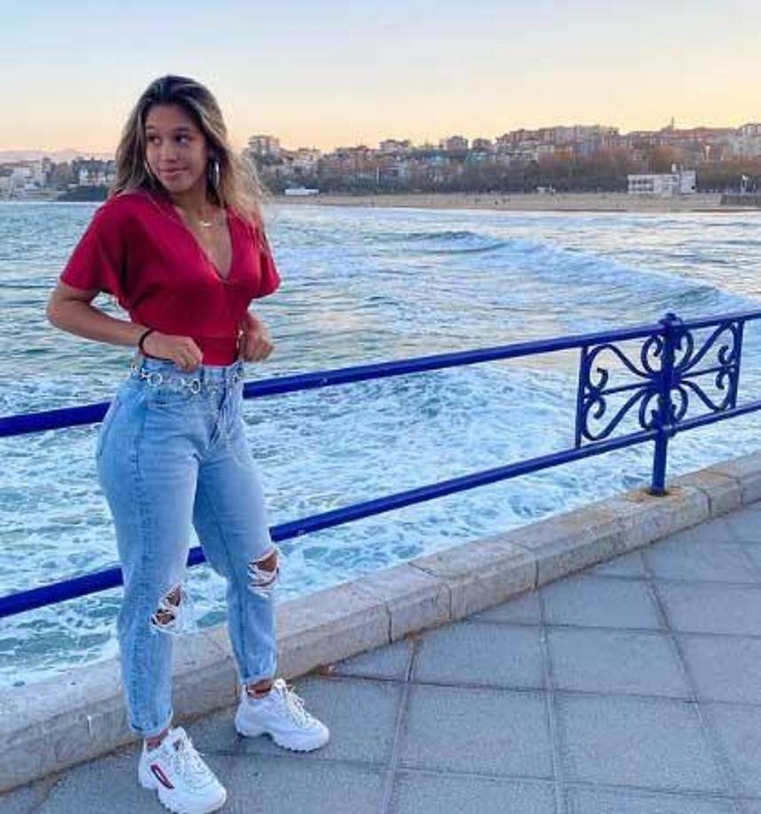 Al graduarse, la chica decidió jugar en Europa y fue el club CDE Racing Féminas de la segunda división española quien le abrió las puertas.