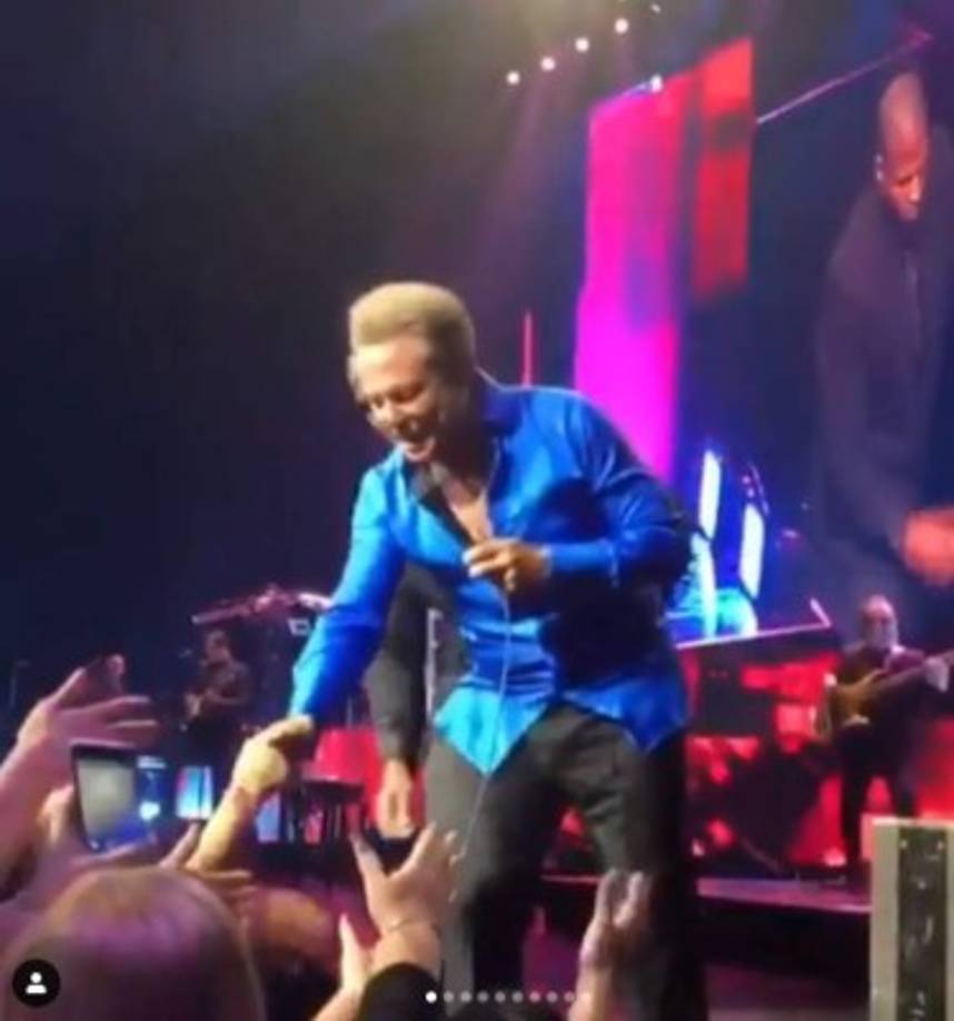 Por esta última, enfrentó una demanda en la cual debía pagarle a Fernández el 25% del total de boletaje de los conciertos que iban a dar en el Auditorio Nacional, en Ciudad de México.