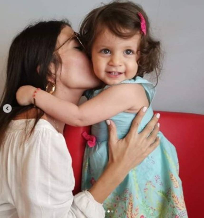 De bebé se le notaban más rasgos físicos de sus dos padres, pero ahora es idéntica a su papá.