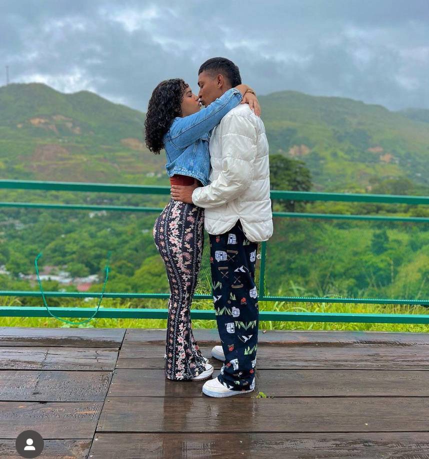 ”A esta man nadie le enseñó que es prohibido y falta de respeto a la bandera”, se lee en uno de los comentarios en la polémica publicación. 