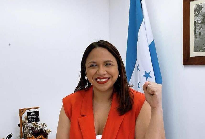 Junto a Mirtha Gutiérrez, también se juramentó al ciudadano José Alberto Murillo Izaguirre quien tomó juramento en el cargo de Gerente Administrativo del Fondo Hondureño de Inversión Social (FHIS).