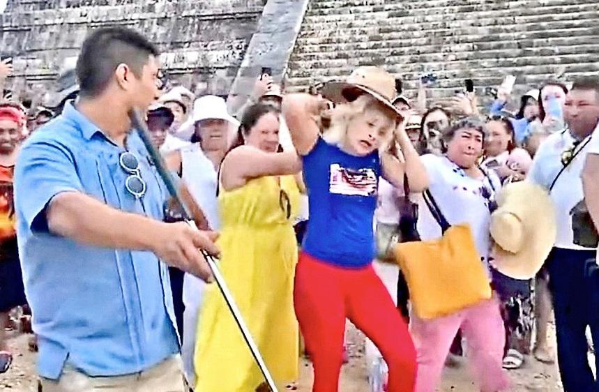 Turista sube a pirámide en Chichén Itzá; la corren a gritos y golpes