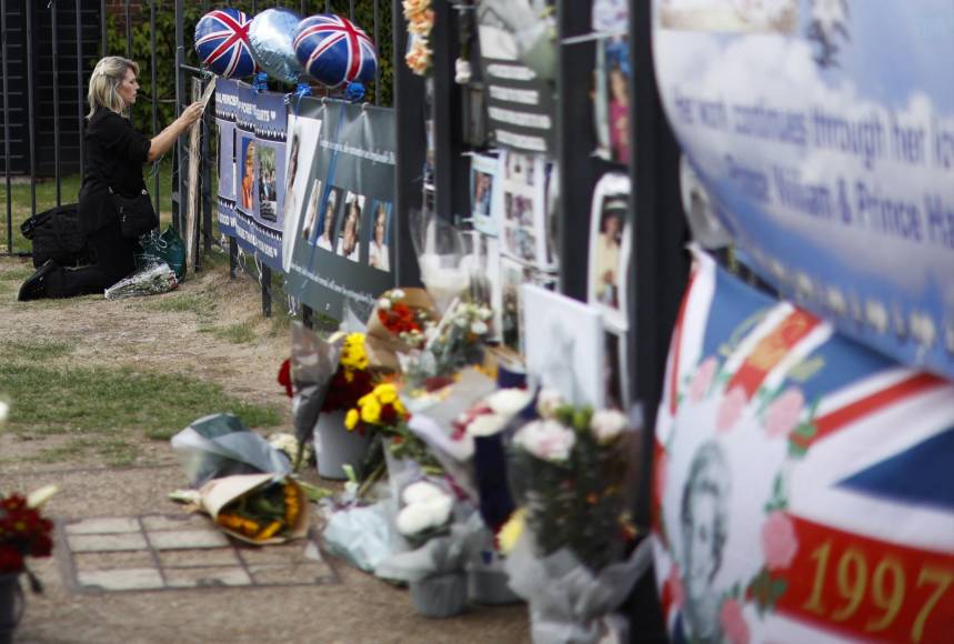 Al cumplirse 25 años de su muerte, decenas de admiradores depositaron flores y otros tributos frente a la antigua residencia de la princesa Diana en Londres y junto al túnel de París donde murió en un accidente de coche.