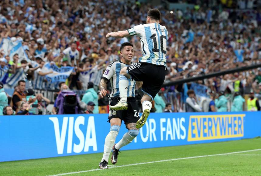 Messi corrió y celebró con Enzo Fernández el golazo del centrocampista argentino.