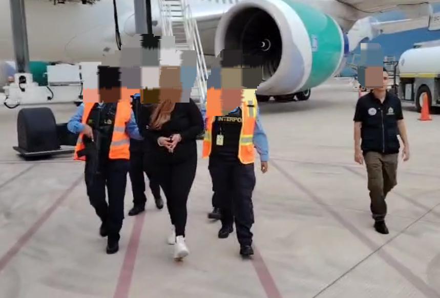 Ella es la estilista hondureña extraditada desde España, acusada de delito contra menor