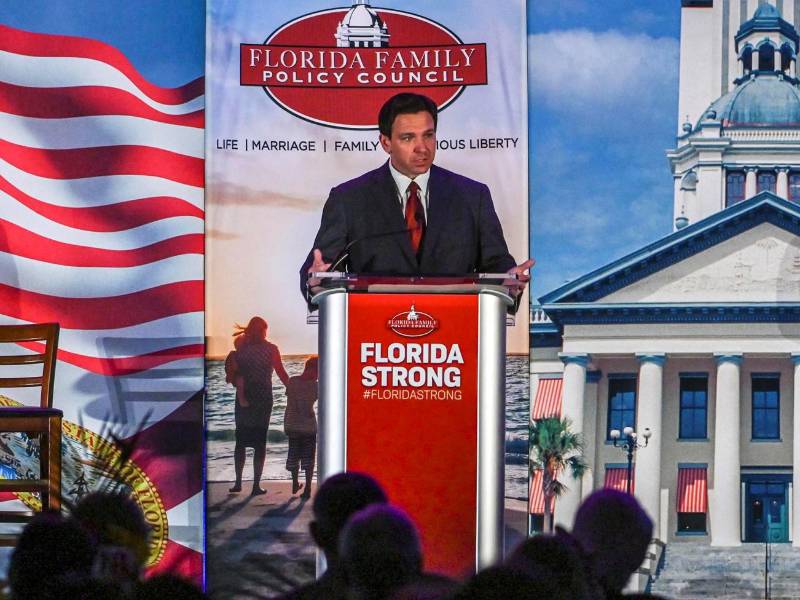 El gobernador de Florida, el republicano Ron DeSantis, habla durante la 18 cena de gala anual de la organización Florida Family Policy Council celebrada la noche del sábado en Orlando, Florida (EE.UU.).