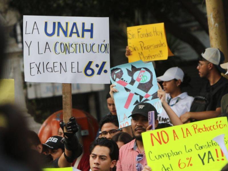Estudiantes de la UNAH durante la protesta en los bajos del Congreso Nacional, donde exigieron que se respete el presupuesto universitario.