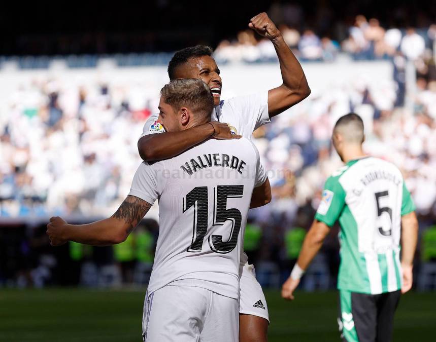 Rodrygo celebrando su gol con Fede Valverde, quien le dio la asistencia.