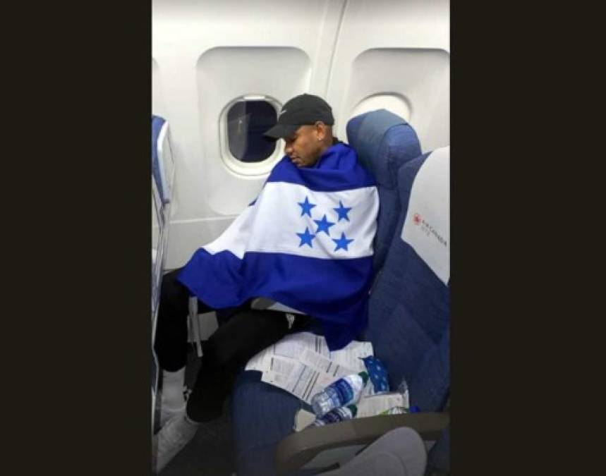 Romell Quioto en el avión de regreso a Montreal, arropado con la bandera de Honduras.