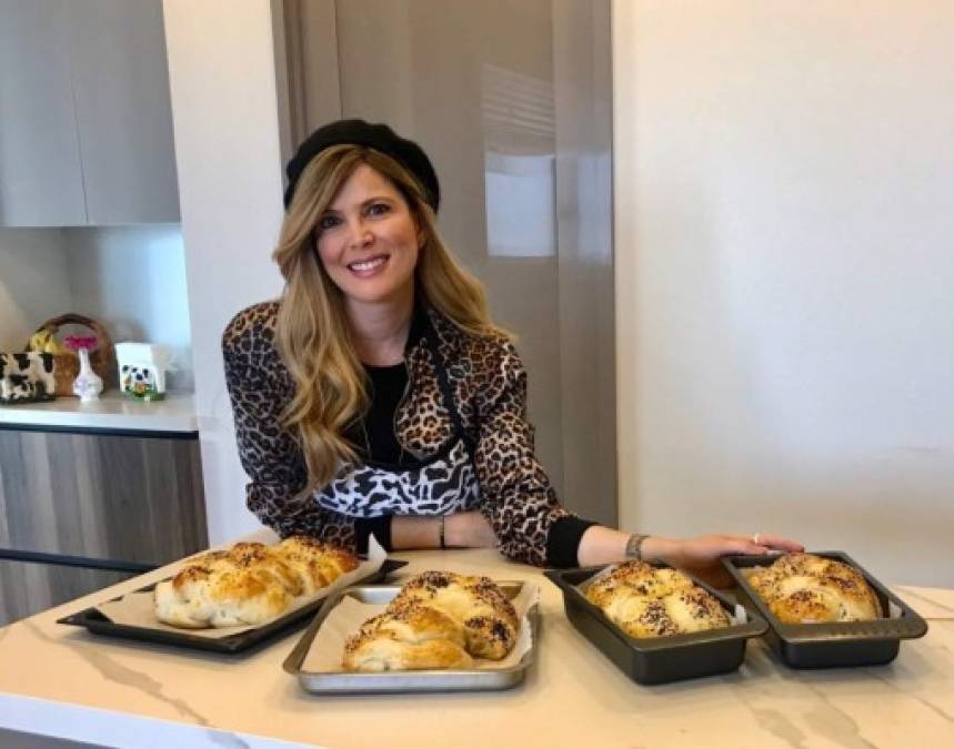 Todos los viernes al anochecer enciende dos velas y bendice con su familia la entrada del Shabat. En la mesa, dos panes trenzados amasados por ella misma son fiel reflejo de esa nueva vida que la llevó a dejar el glamour de las telenovelas para abrazar la ortodoxia judía. <br/>'Disfruto hacer 'jalá' (pan para el día más sagrado del judaísmo), la hago con los niños porque siento una conexión y que estoy haciendo parte de mi trabajo como mujer', explicó en una entrevista con Efe Sarah Mintz, antaño una de las villanas más reconocidas de la pequeña pantalla.<br/>