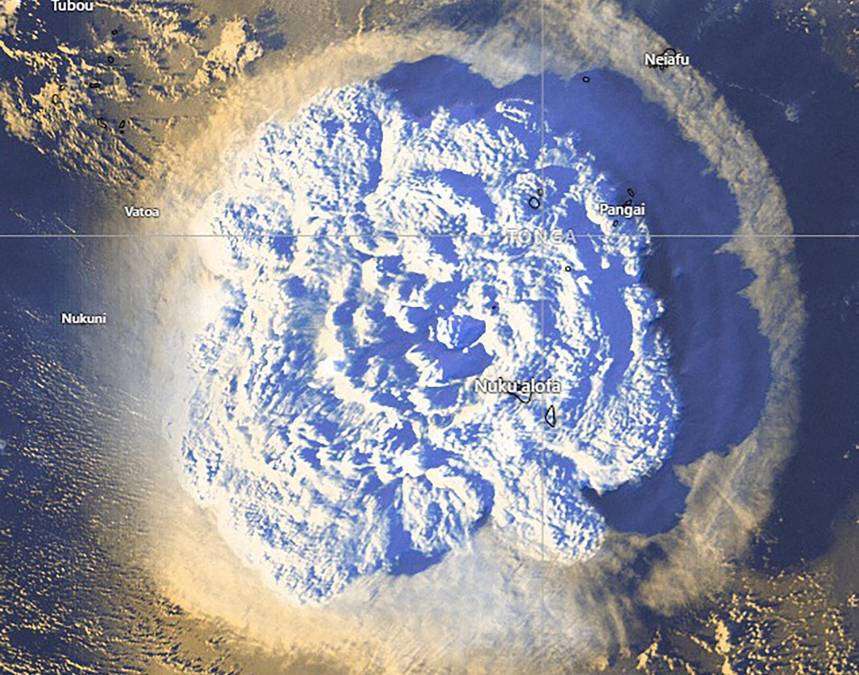 La capital de Tonga sufrió daños importantes por el tsunami causado por una potente erupción volcánica submarina en el Pacífico, que generó alarma desde Japón hasta Chile aunque el riesgo de mayores estragos ya ha pasado.