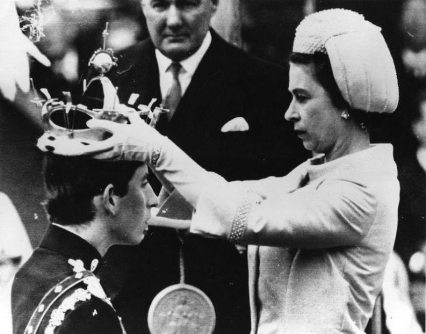 En julio de 1969, Carlos fue investido como príncipe de Gales en una ceremonia celebrada en el castillo de Caernarfon. Pronunció su discurso en galés e inglés.