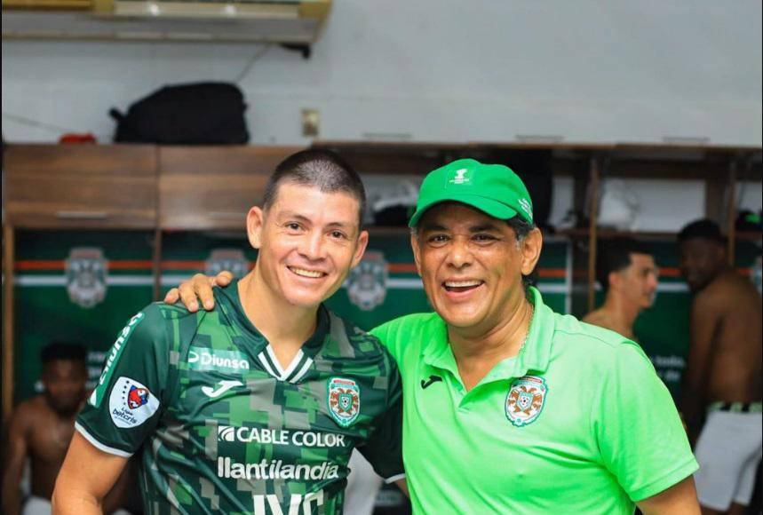 En su debut no dudaron en cortarle el cabello.