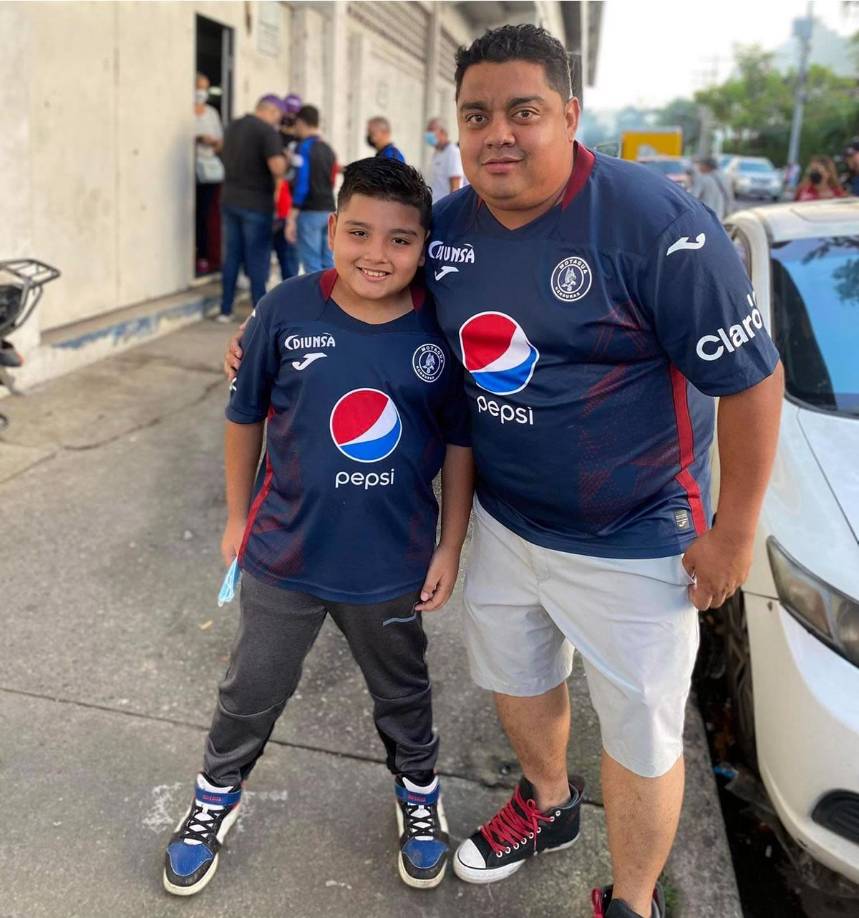 Aficionados del Motagua también llegaron al Morazán para disfrutar del evento deportivo.