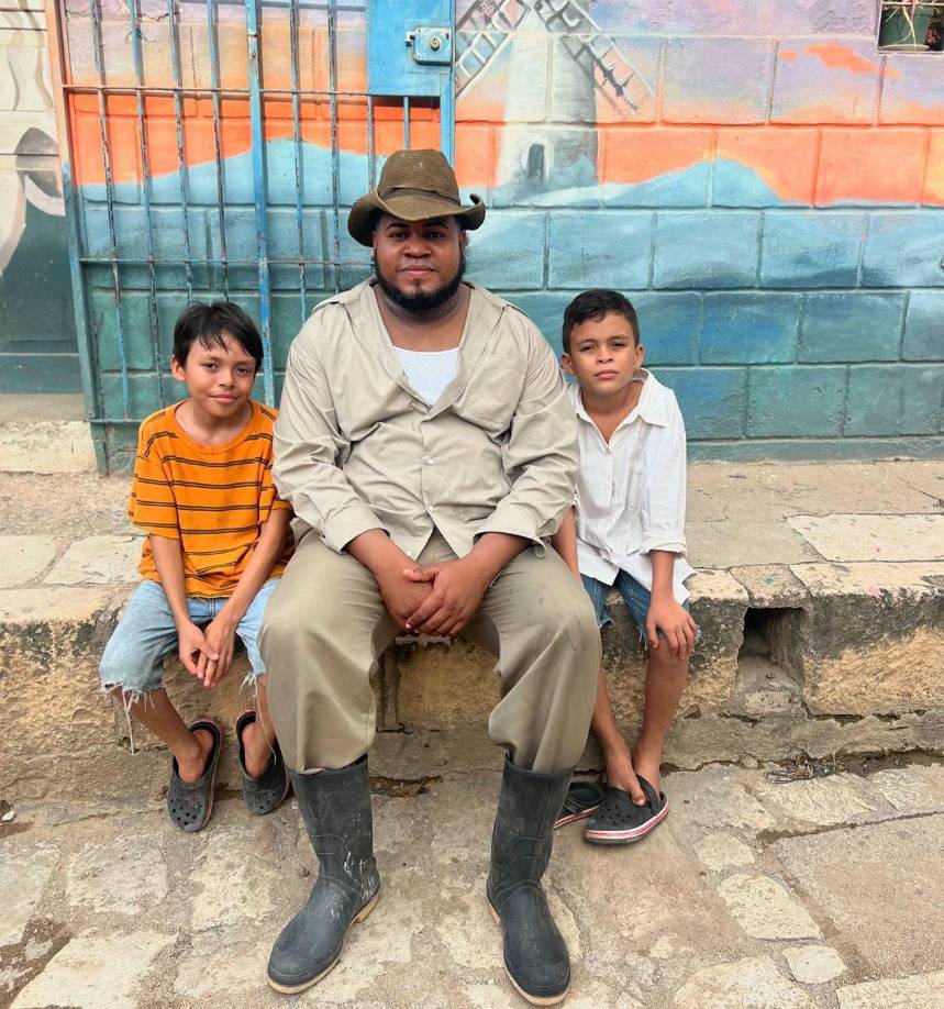 ”Estamos encantados de ser parte de este gran proyecto y disfrutar la magia del rodaje con este personaje que verán en “Navidad Catracha 2”, describió la More en su publicación en su cuenta de Instagram.