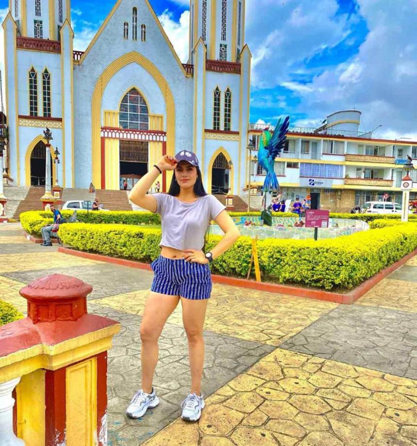 Pero no solo muestra su trabajo, en algunas ocasiones muestra sus curvas, con las que deja a más de uno suspirando.