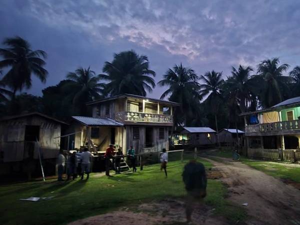 La comunidad misquita Sirsirtara en Puerto Lempira habían vivido en la oscuridad desde que se fundaron, hoy la energía eléctrica ya es una realidad en la zona.