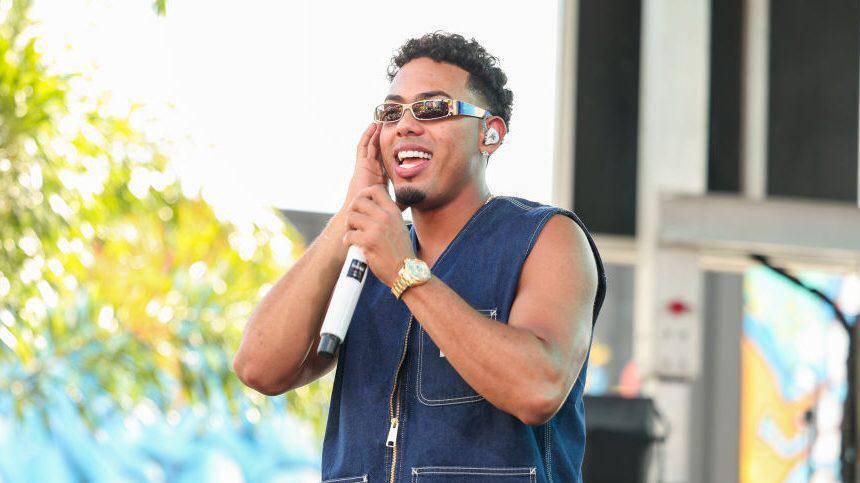 “La Falda” de Mike Towers - En la posición 4 destaca esta canción que sigue pegada en las radioemisoras. “La Falda” lanzada en 2023 se ha mantenido en los primeros lugares de todas las plataformas de música hasta la actualidad. 