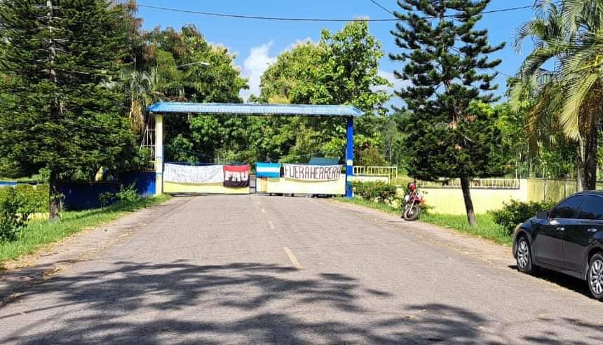 La entrada estuvo tomada por los estudiantes.