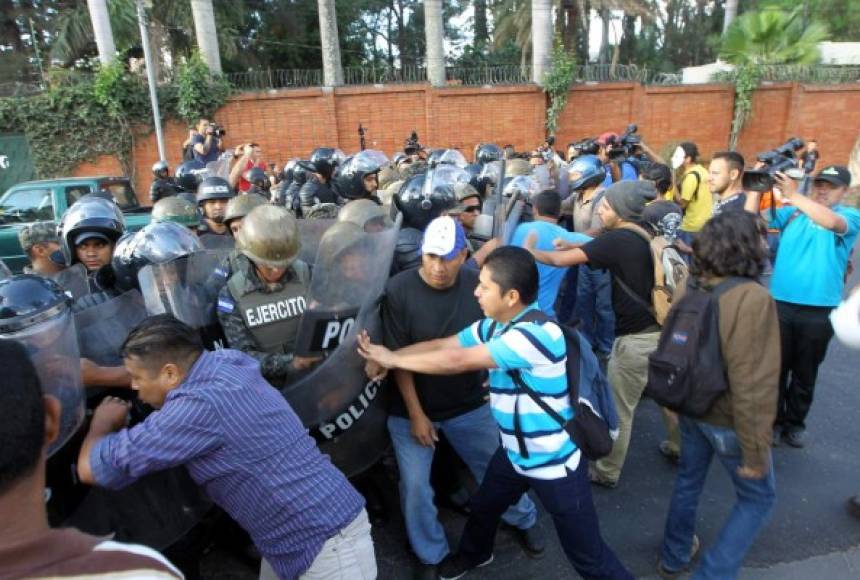 Empujones e insultos predominaron en las protestas en las diferentes puntos de la capital.