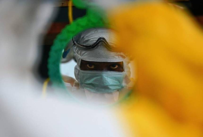 Después de un periodo de incubación de 2 a 21 días (unos cinco días como media), el Ébola se manifiesta con una fiebre repentina, flaqueza, dolores musculares y en las articulaciones, dolor de cabeza y de garganta y, en algunos casos, hemorragias. Foto AFP